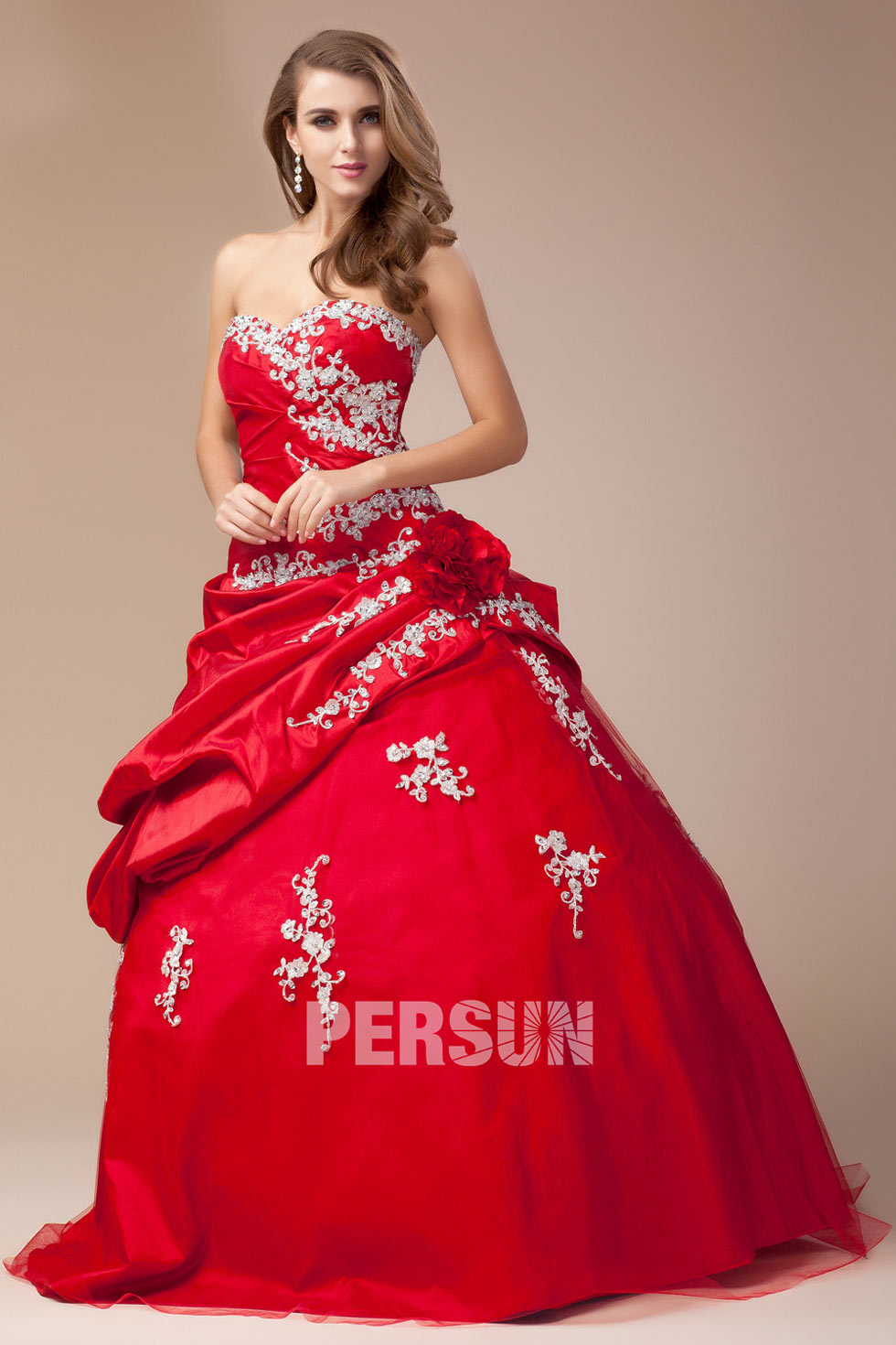 robe rouge décolleté en coeur ornée de fleur à la hanche
