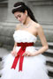 Robe mariée bustier courte devant longue derrière accessoirisée d'une ceinture rouge