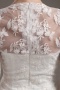 Robe de mariée dentelle ornée d'une fleur à manche 3/4