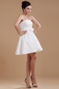 Reizendes trägerloses Satin Blume Band kurzes Brautkleid