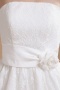Mini robe blanche bustier Empire dotée d'une fleur faite à la main