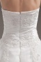 Robe de mariée courte décolleté en coeur ornée de motifs dentelles