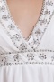 Robe courte blanche col en V ornée de bijoux