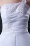 Robe de mariée moderne à une bretelle courte devant longue derrière