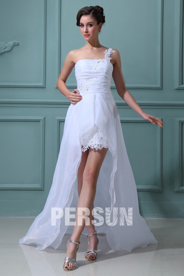 robe de mariée courte devant longue derrière asymétrique en dentelle appliquée 