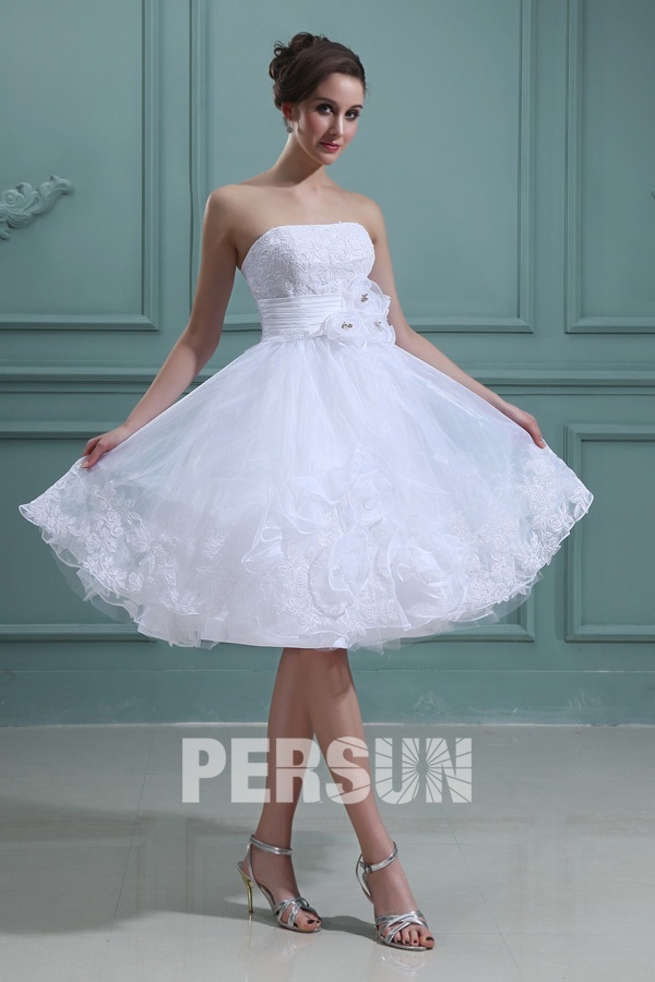 robe de mariée courte bustier empire en organza ornée de fleurs 3D