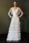 Schönes Ivory V-Ausschnitt A-Linie Spitze Brautkleider mit Ärmeln
