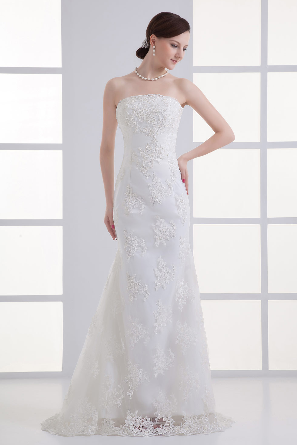 robe mariage colonne bustier droit en dentelle appliquée florale