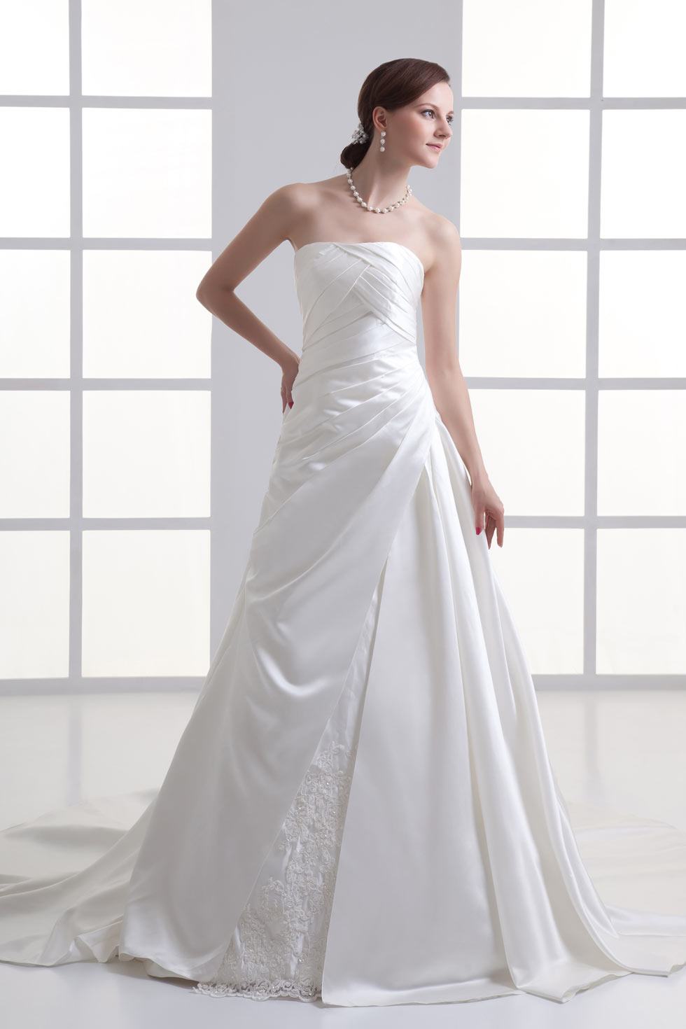 robe de mariée simple plissé bustier droit en dentelle appliquée