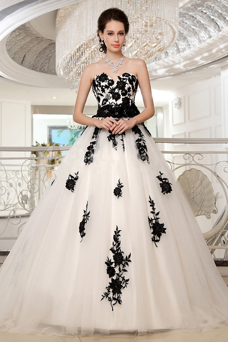 robe de mariée princesse bustier coeur en dentelle appliquée florale noire