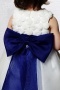 Robe fille d'honneur blanche fleurie dotée d'un grand nœud papillon bleu