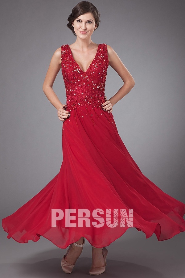 robe rouge rubis longue col V ornée de paillettes