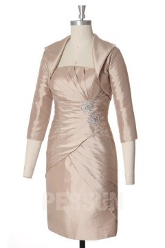 Robe mère de mariée blanche enveloppe ruchée ornée de bijoux en taffetas