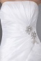 Robe mère de mariée blanche enveloppe ruchée ornée de bijoux en taffetas
