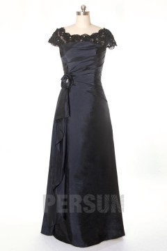 Elégante robe de soirée longue noire à encolure de dentelle festonnée