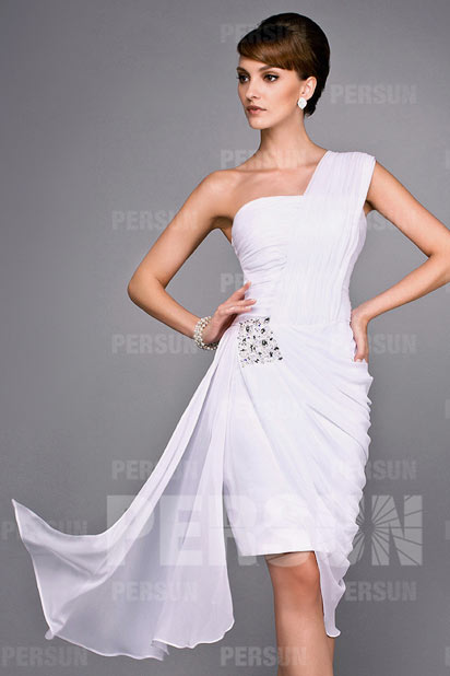robe de soirée blanche asymétrique orné de strass