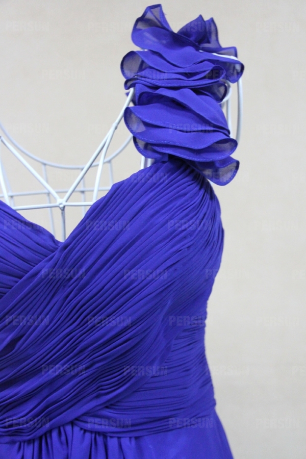 Robe soirée bleue plissée épaule asymétrique en mousseline