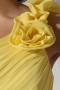 Robe courte en mousseline encolure asymétrique parée de fleur à épaule