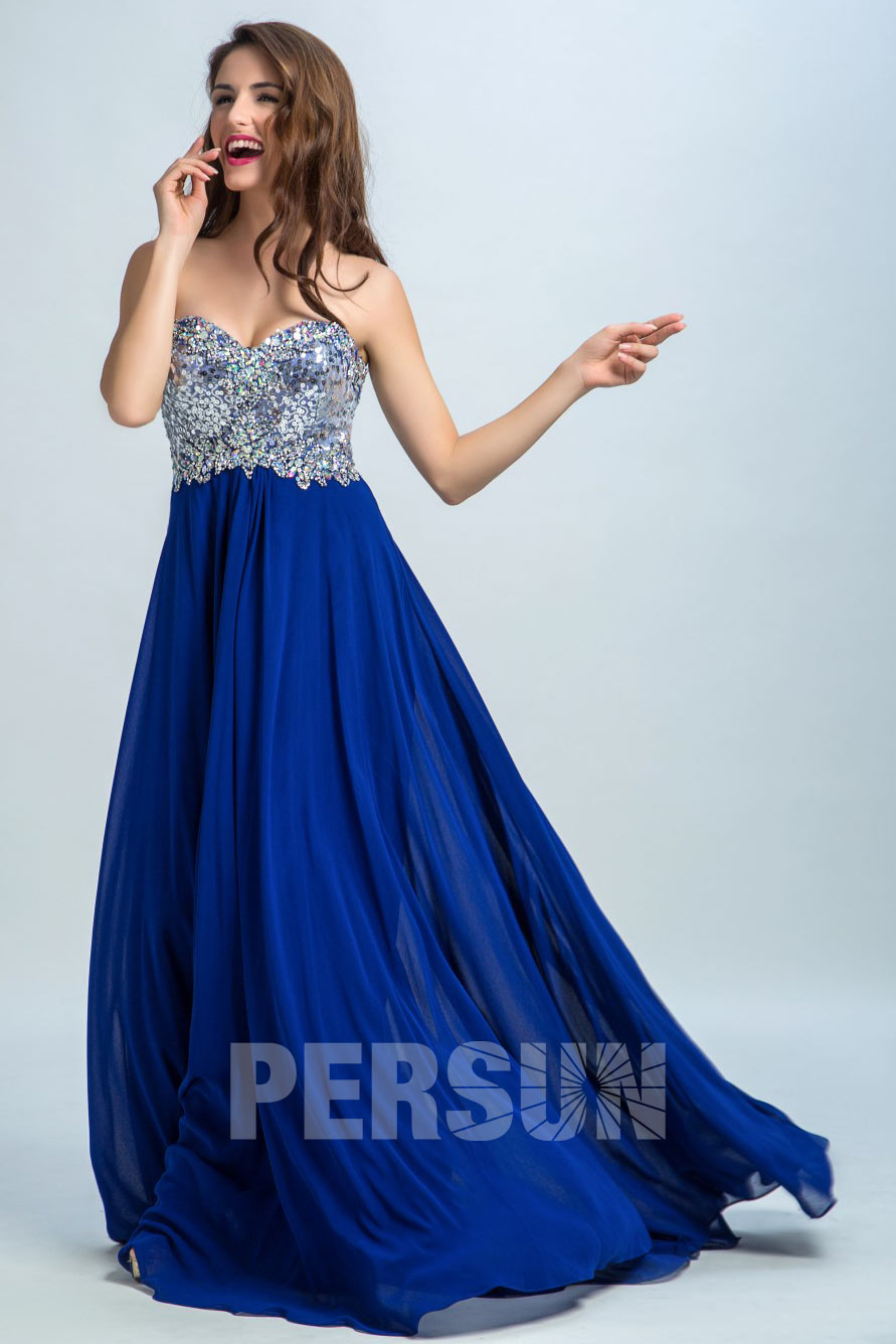 robe de soirée longue bleu classique bustier coeur ornée de bijoux