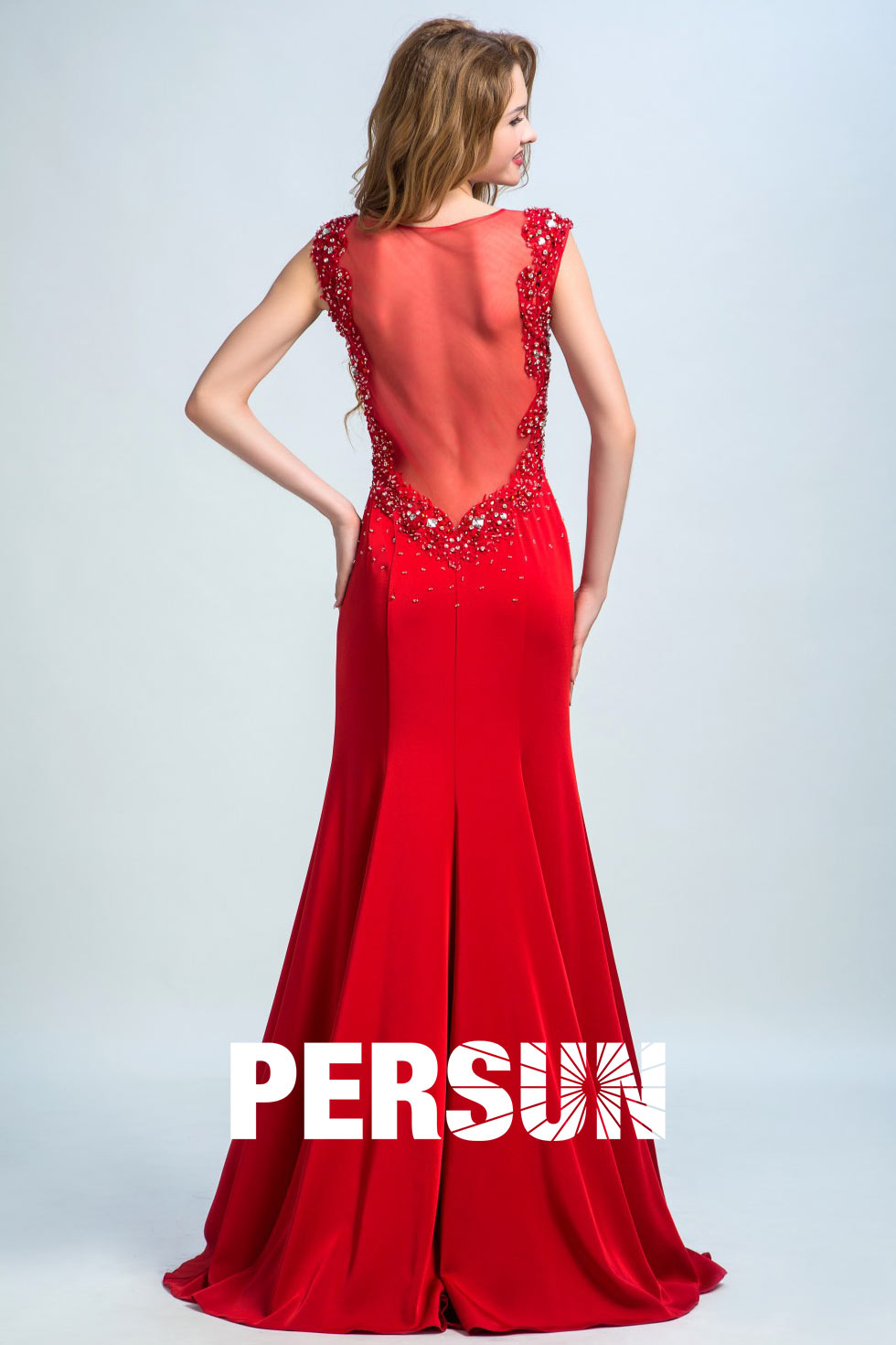 Sexy robe rouge fourreau à haut travaillé avec bijoux dos transparent