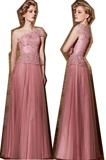Robe de bal rose asymétrique longue embellie de dentelle appliquée