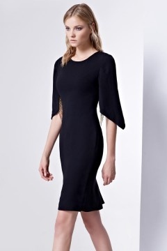 Petite robe noire à manche moderne avec fente derrière