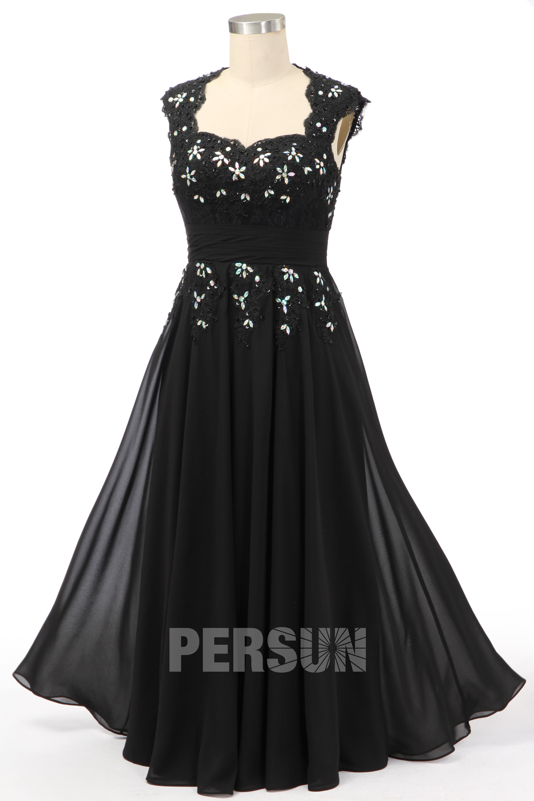 robe de soirée noire longue encolure carrée ornée de bijoux