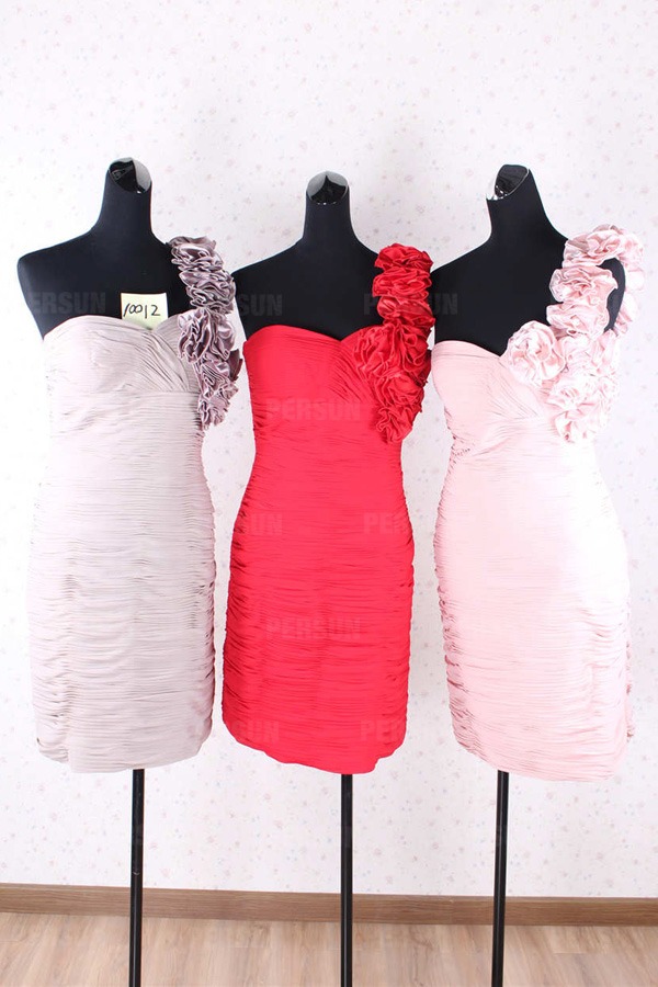 Mini Robe cocktail asymétrique ornée de fleurs en mousseline rouge