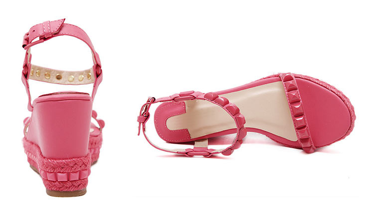 sandales compensées en rose corail ornée de clous