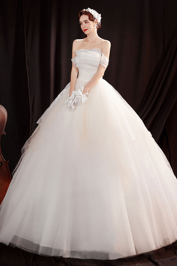 robe de mariée princesse bustier plissé épaule dénudée asymétrique