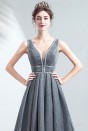 Robe de soirée longue grise scintillant décolleté plongeant jupe ample