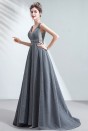 Robe de soirée longue grise scintillant décolleté plongeant jupe ample