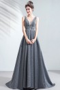 Robe de soirée longue grise scintillant décolleté plongeant jupe ample
