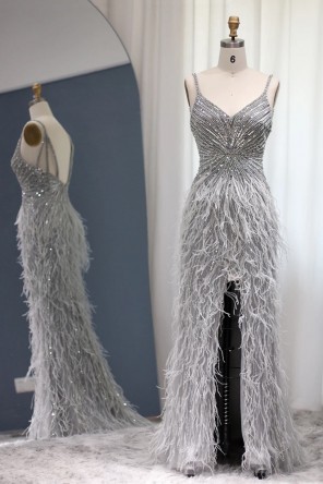 Robe de soirée magnifique à jupe fendue ornée de plume