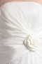 Robe demoiselle d'honneur blanche en dentelle fourreau bustier ornée de fleur fait main