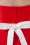 Robe rouge plissée bustier courte Empire accessoirisée d'une ceinture blanche