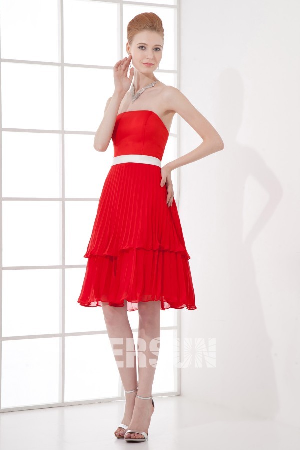 Petite robe rouge bustier avec en noeud papillon blanc