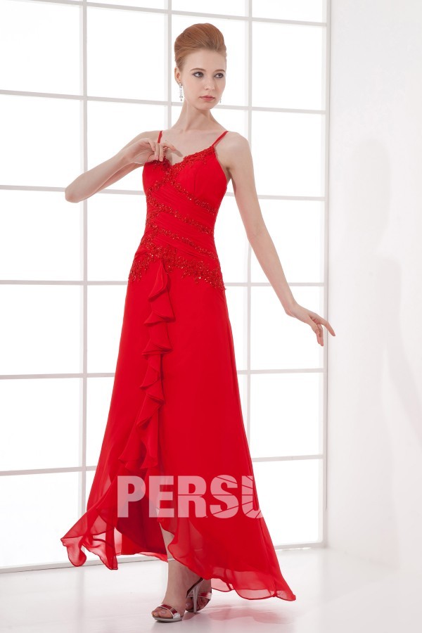 robe rouge longue décolleté en V avec bretelle spaghetti