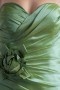 Mini robe demoiselle d'honneur verte ornée d'une fleur en taffetas décolleté en coeur Fourreau