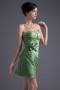 Mini robe demoiselle d'honneur verte ornée d'une fleur en taffetas décolleté en coeur Fourreau
