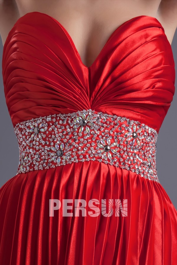 robe rouge ornée de strass