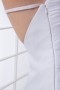 Robe blanche courte ruchée enveloppe ornée de bujoux seule épaule