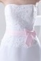 Robe de mariée bustier en satin sirène dotée d'un noeud rose