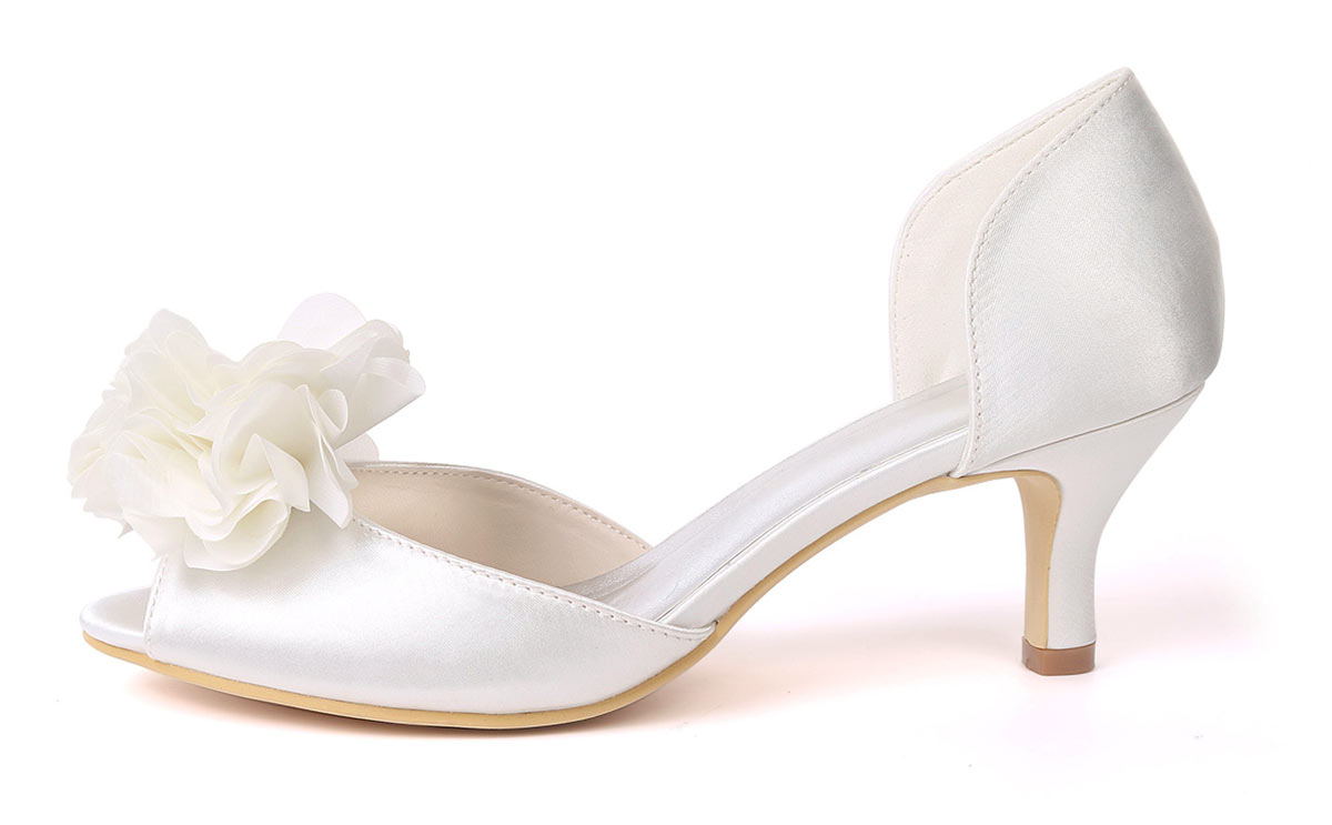 Chaussures de mariage ivoire petit talon bout ouvert fleuri